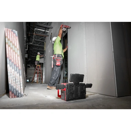 Аккумуляторный светодиодный фонарь с функцией зарядного устройства Milwaukee M18 POALC-0 PACKOUT  (Арт. 4933478120)