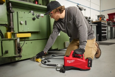 Аккумуляторный гидравлический насос Milwaukee M18 HMP700-501 (Арт. 4933493921)