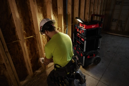 Аккумуляторный светодиодный фонарь с функцией зарядного устройства Milwaukee M12 POAL-0 PACKOUT (Арт. 4933480473)