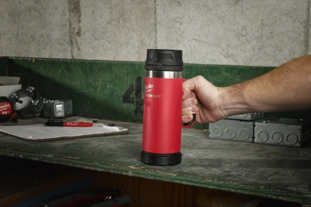 Термокружка красная Milwaukee PACKOUT MUG SIP LID 532 мл (Арт. 4932493471)