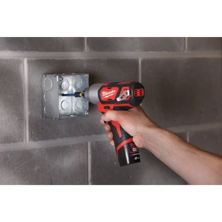 Аккумуляторный субкомпактный импульсный винтоверт Milwaukee M12 BID-202С  (Арт. 4933441960)