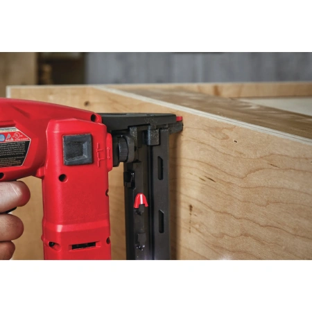Аккумуляторный зауженный степлер Milwaukee M18 FNCS18GS-202X FUEL  (Арт. 4933471940)