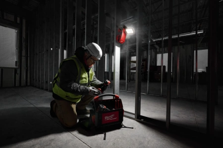 Аккумуляторный светодиодный фонарь с шарнирным световым блоком Milwaukee M18 PAL2-0 (замена для 4933464105) (Арт. 4933493547)