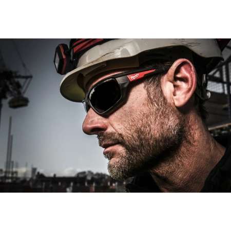 Очки защитные  Milwaukee PERFORMANCE с защитой от царапин и запотевания (затемненные)  (Арт. 4932471884)