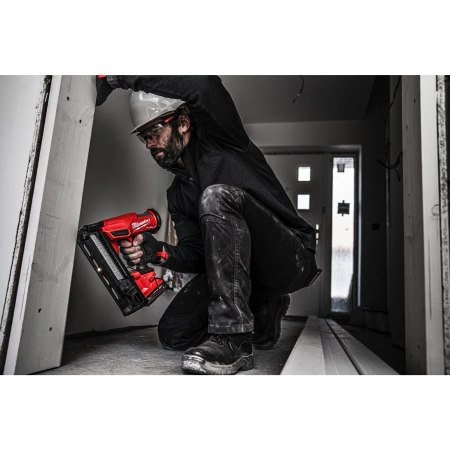 Аккумуляторный гвоздезабиватель(нейлер) с наклонным магазином Milwaukee M18 FN16GA-202X FUEL (Арт. 4933478092)