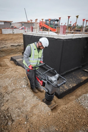 Аккумуляторная вибротрамбовка Milwaukee MXF RAM60-122 FUEL (Арт. 4933498159)