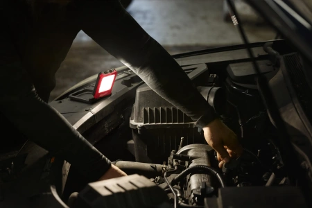 Аккумуляторный светодиодный фонарь с шарнирным световым блоком, заряжаемый через USB Milwaukee IR FFL (Арт. 4933493528)