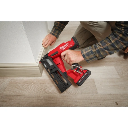 Аккумуляторный гвоздезабиватель(нейлер) с наклонным магазином Milwaukee M18 FN16GA-202X FUEL (Арт. 4933478092)