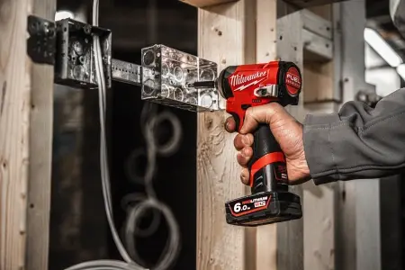 Аккумуляторный субкомпактный импульсный винтоверт Milwaukee M12 FID2-202X FUEL  (Арт. 4933479877)