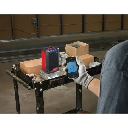 Аккумуляторное радио DAD+/зарядное устройство Milwaukee M12 RCDAB+-0  (Арт. 4933472114)