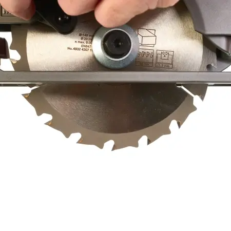 Аккумуляторная компактная циркулярная пила по дереву Milwaukee M12 CCS44-0 FUEL  (Арт. 4933448225)