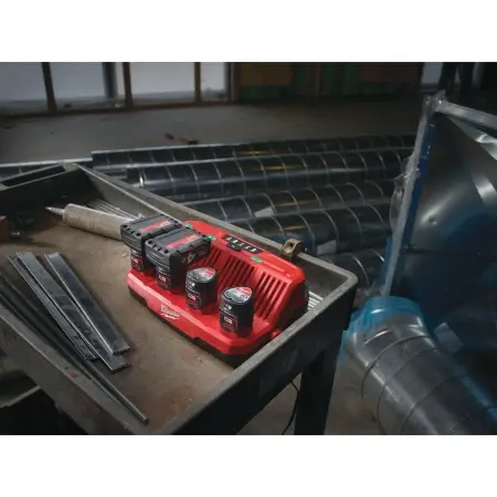 Зарядное устройство Milwaukee M12 C4  (Арт. 4932430554)